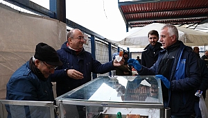 Gider, tezgahın başına geçip satış yaptı