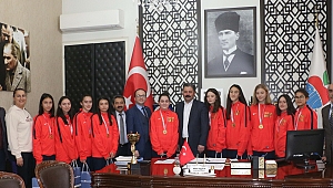 Voleybolcu kızlardan, Başkan Uygun'a ziyaret