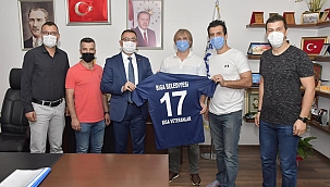 Biga Veteranlar Futbol Takımı Bülent Erdoğan’ı makamında ziyaret etti