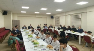 Öğrencilerle iftar sofrasında buluştu