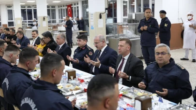 Vali Toraman askerlerle iftarda!